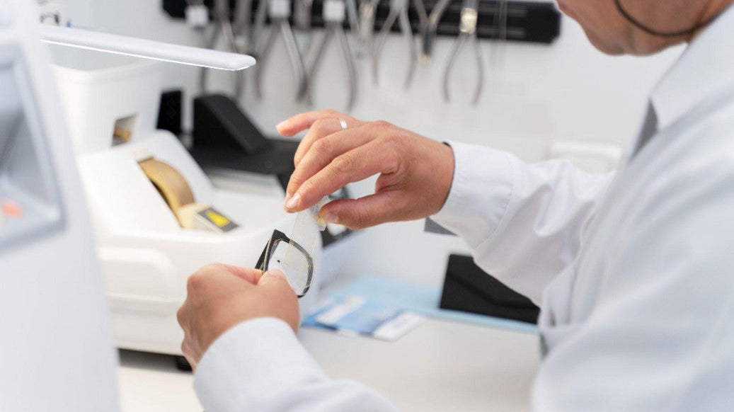 Tecnología en laboratorio óptico: ¿cómo influye en la calidad de tus anteojos?